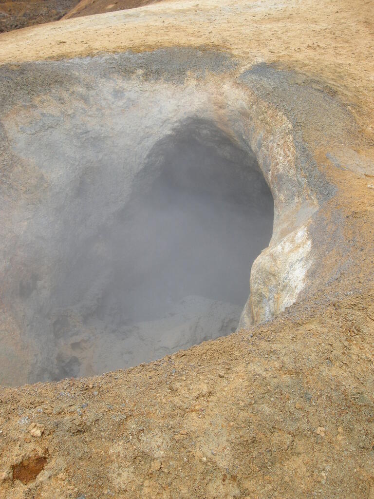 Wanderung durch das Geothermalgebiet, Höhle mit heißer Quelle