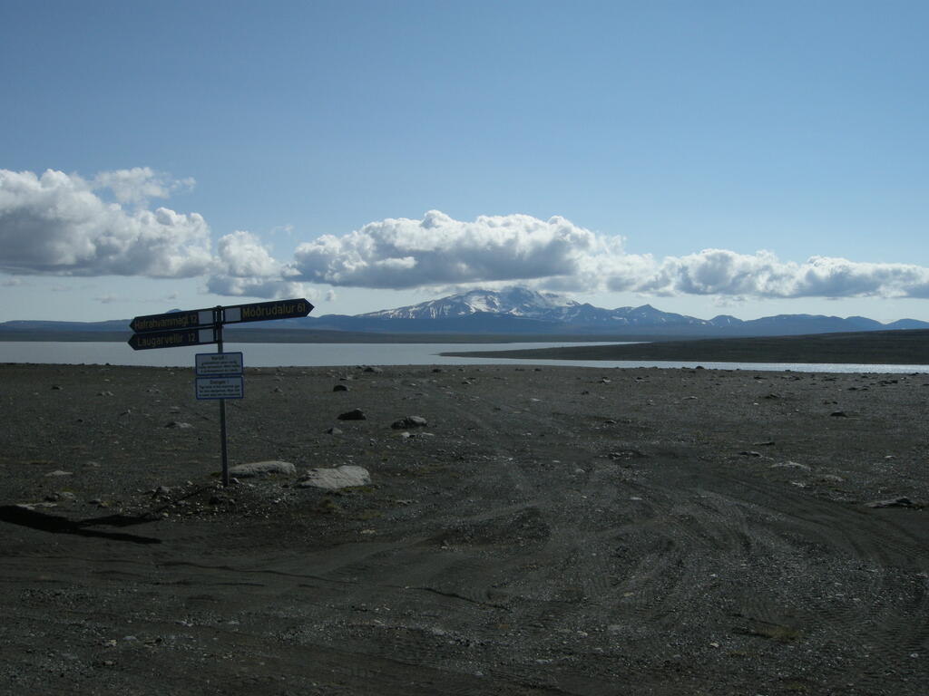 Piste am Hálslón mit Snæfell im Hintergrund