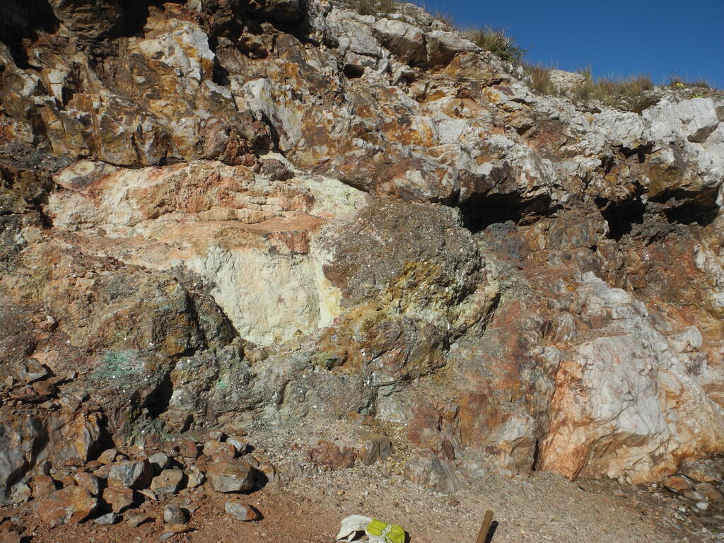 Auf dieser Seite gibt es Hämatit und Glimmer mit Kupfer-Sekundärmineralen