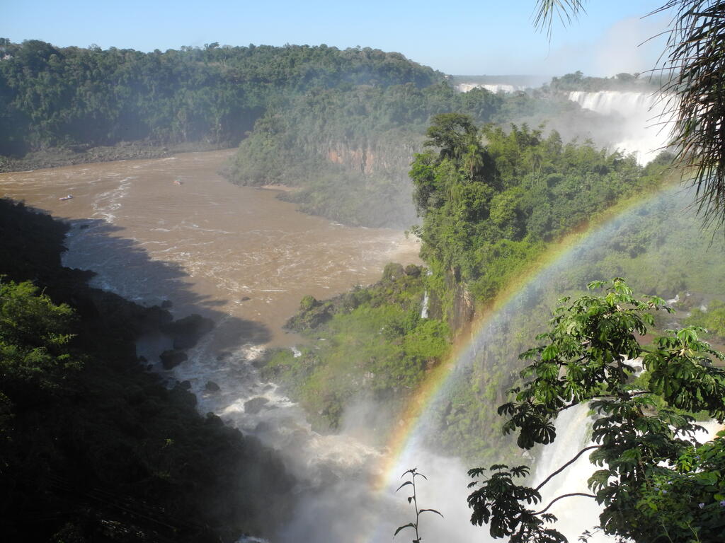 Regenbogen im Sprühnebel und Blick auf den unteren Teil des Flusses mit Booten