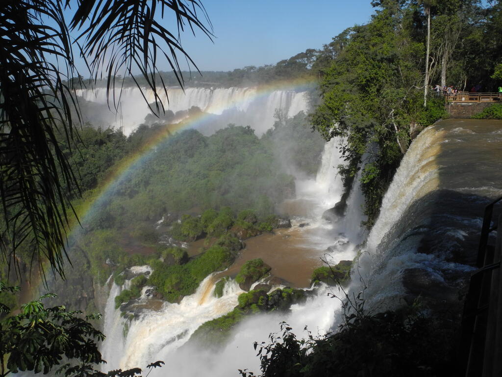 Wasserfälle mit Regenbogen am oberen Rundgang