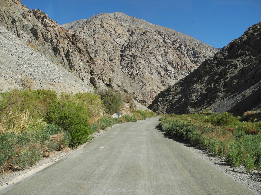 Die Straße C-489 im Tal des Rio del Carmen