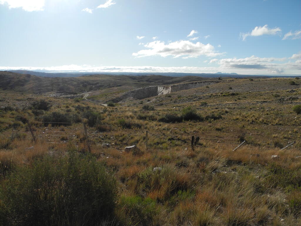 Blick von der Straße aus in den San Luis Pegmatit